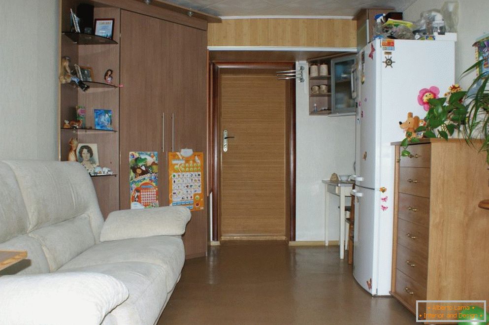 Interiér pokoje je 12 metrů čtverečních. m в общежитии