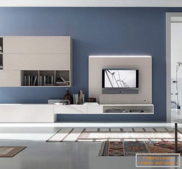 Návrh haly v bytě v moderním high-tech stylu a bílý nábytek