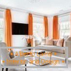 Oranžové závěsy ve světlé obývacím pokoji