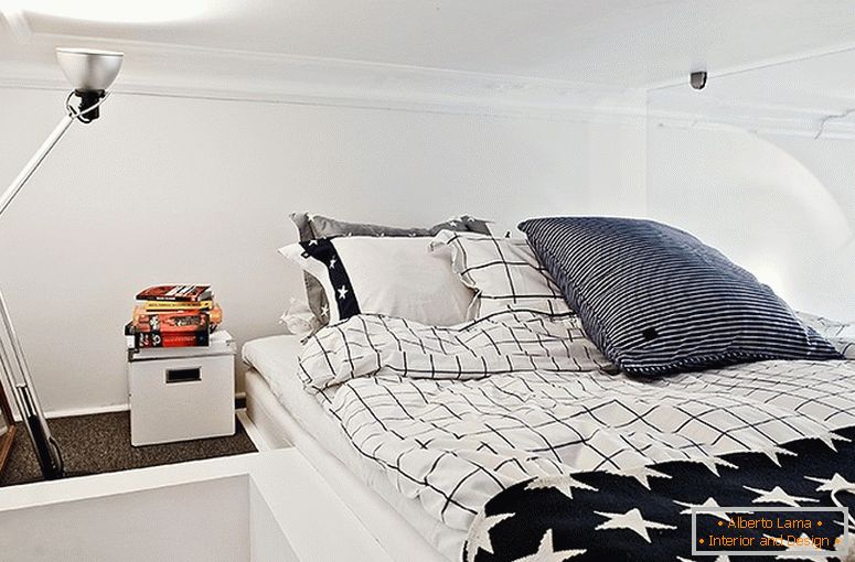 Interiér elegantní ložnice v malém bytě
