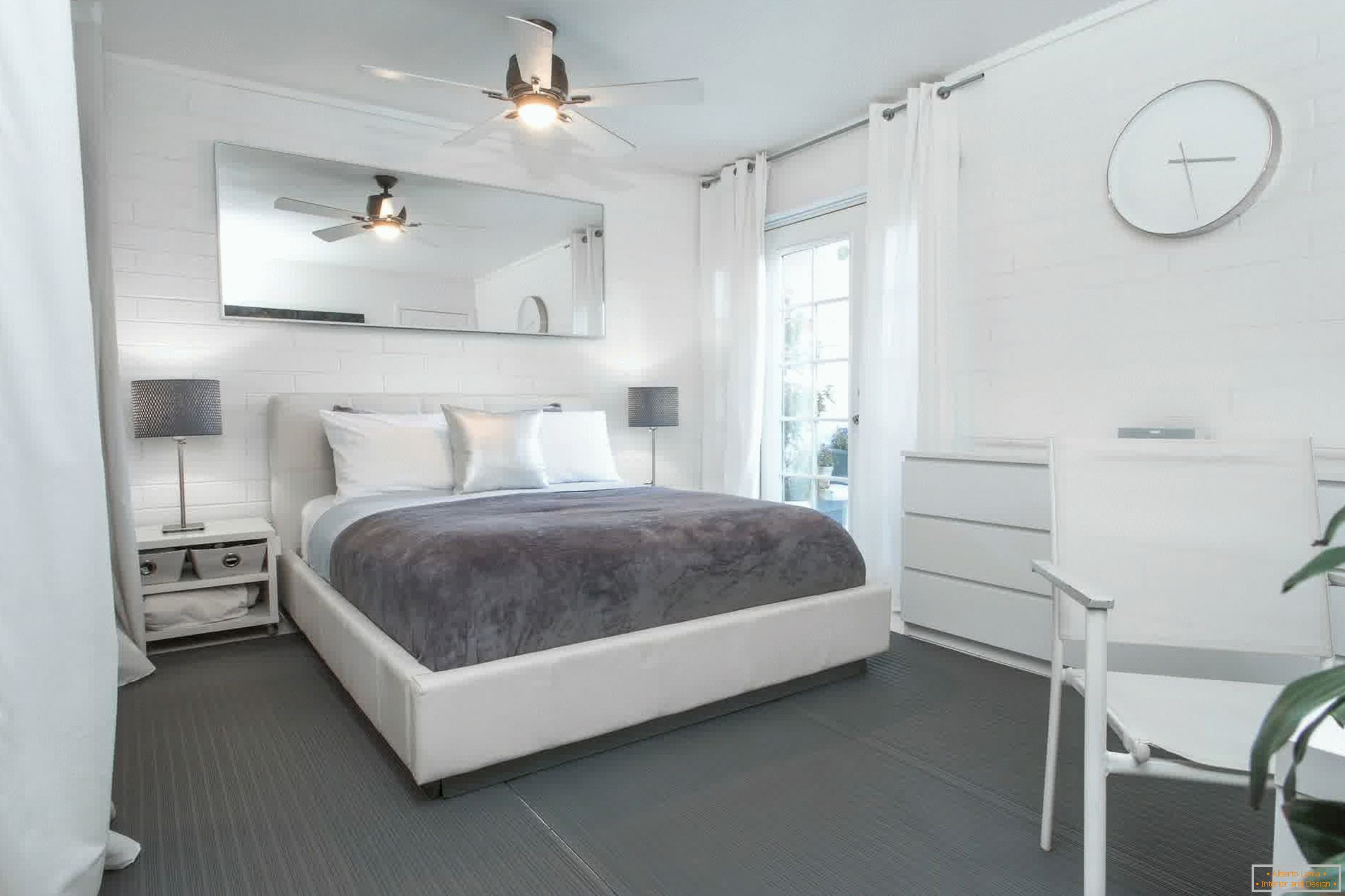 Kombinace bílé a šedé v moderním bytě