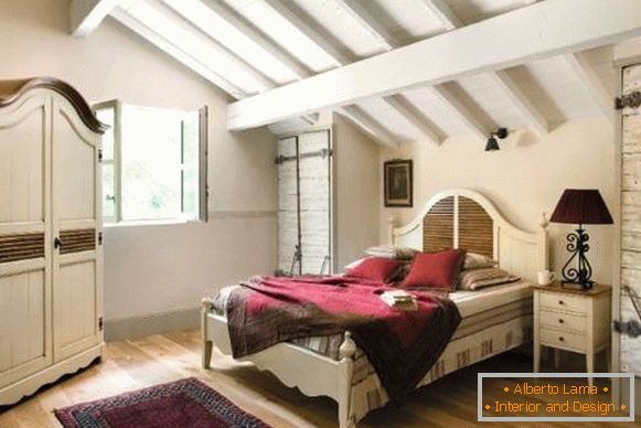 Ložnice ve stylu Provence s přísně vybraným nábytkem