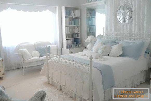 Bílo-modrá ložnice ve stylu Provence - interiér fotografie
