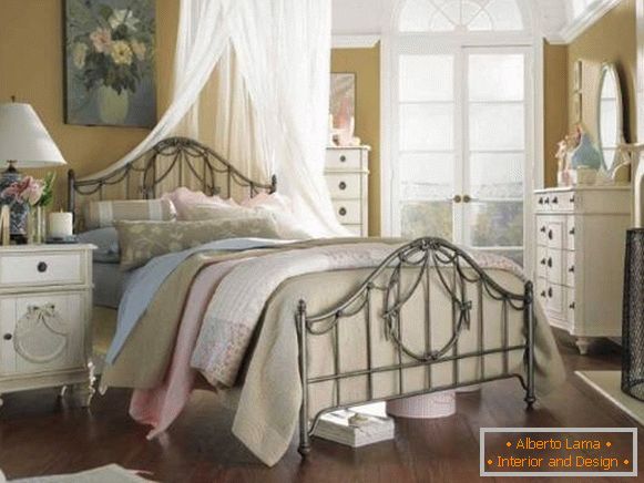 Kované postele ve stylu Provence v interiéru
