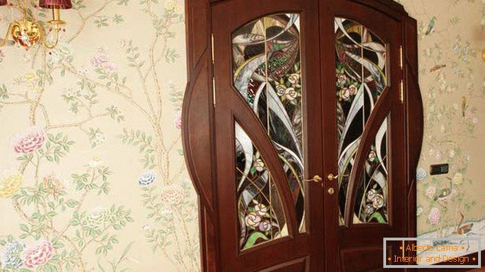 Jedním z požadavků modernistického stylu je přirozenost používaných materiálů. Interiérové ​​dveře z přírodního dřeva Wenge jsou zdobeny atraktivním barevným sklem. 