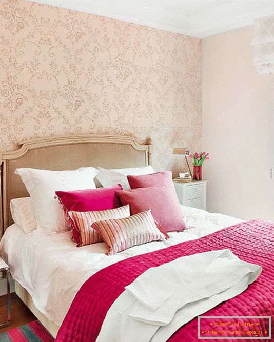Kombinace světlé růžové a šampaňské v designu postele