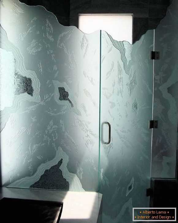 Neobvyklé skleněné dveře ve sprše - fotografie uvnitř