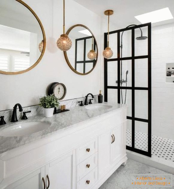 Stylový design koupelny se skleněnými sprchovými dveřmi