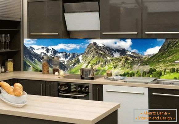 Skleněná zástěra pro kuchyň s krajinou - fotografie v interiéru