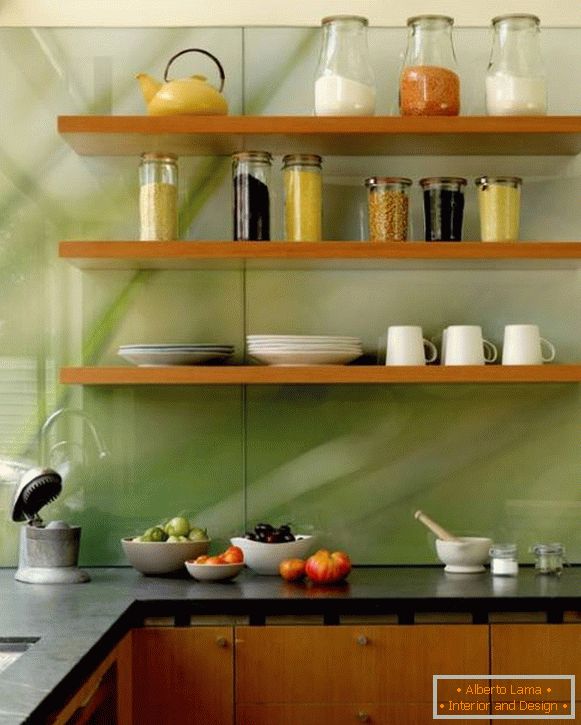 Fotografie kuchyně se skleněnou zástěrou transparentní