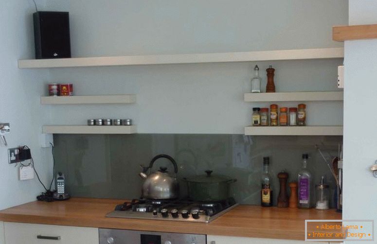 kuchyňský nábytek-dlouhý bílý-leštěný-dub-dřevo-stěna-montáž-police-v malých-kuchyně-kombinované-s-bílé-kuchyně-skříňka-pomocí-hnědý-dřevěný-countertop-wall- police