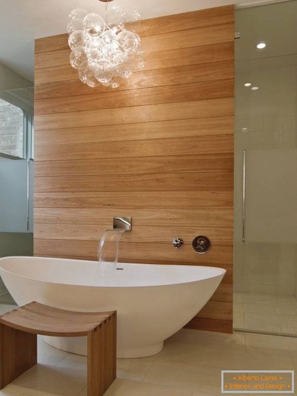 dřevěný panel v koupelně