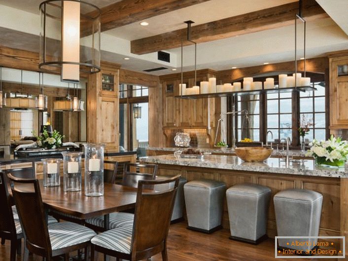 V kuchyni vládne romantická atmosféra. Pohodlné zonování kuchyně v jídelně a pracovním prostoru dělá prostor praktický a funkční.