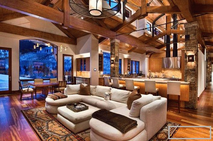 Obývací pokoj v prostorném domě. Původní stropy dřevěných trámů se stávají