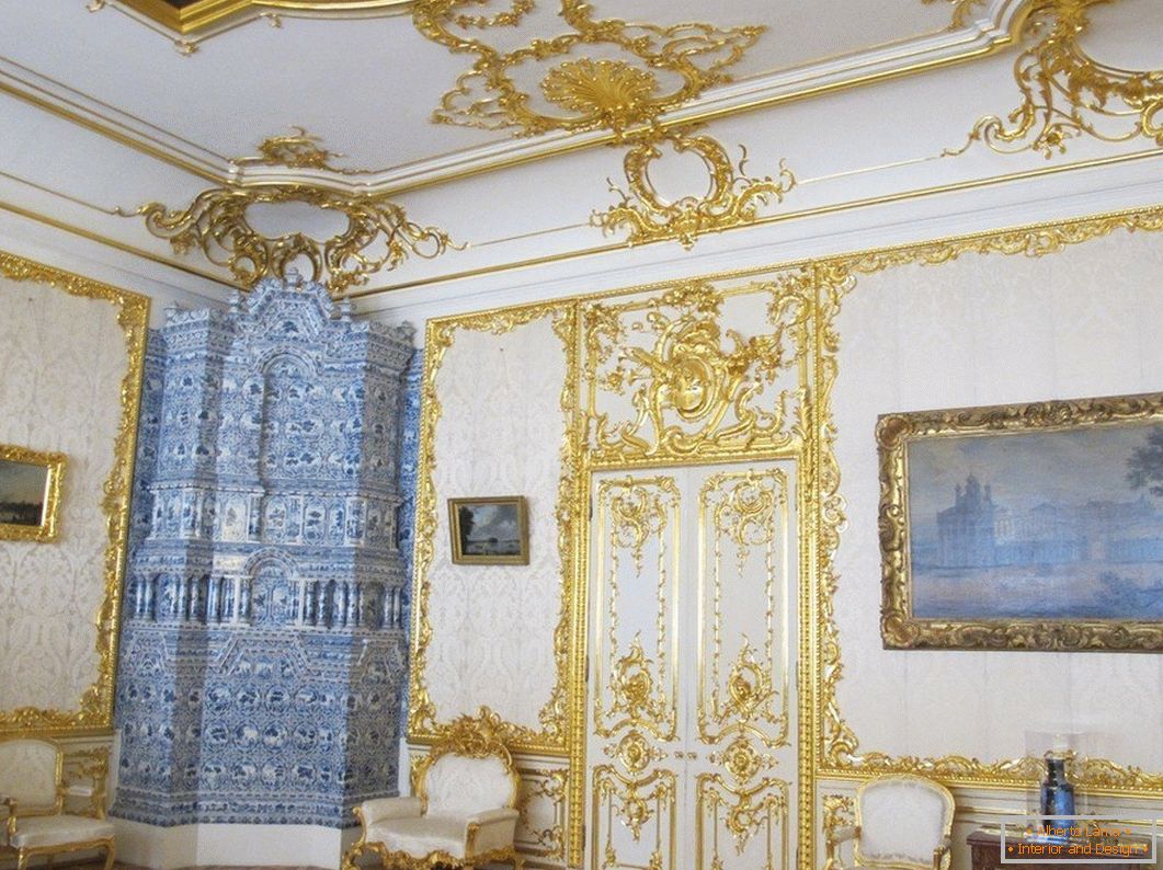 Bílý interiér místnosti se vzory zlata