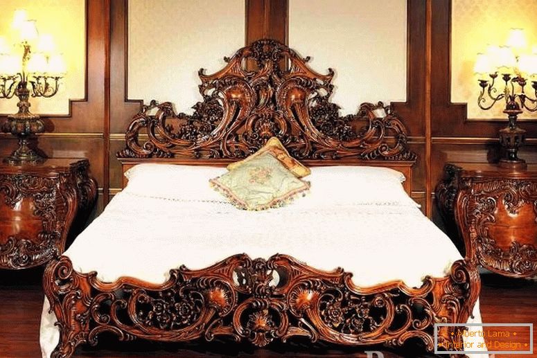 Dřevěné noční stolky a postel s vyřezávanými vzory