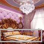 Lilac-zlatý interiér ložnice
