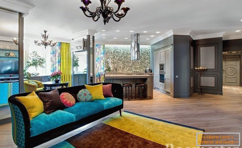 Vícebarevná pohovka a koberec v pokoji