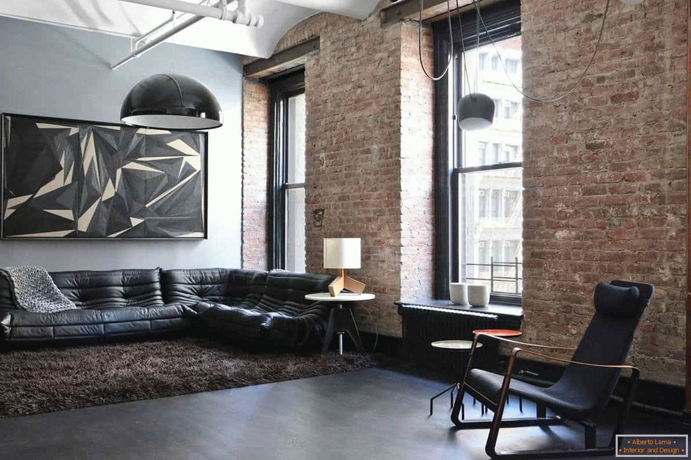 Kombinace malovaných a cihelných zdí v obývacím pokoji ve stylu grunge