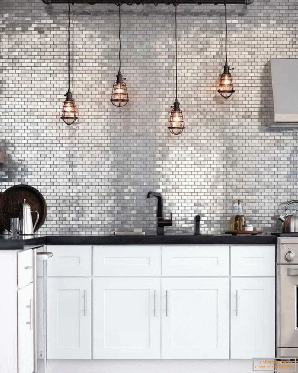 Kuchyně v grunge stylu se zástěrou stříbrné barvy a retro světla nad pracovním prostorem