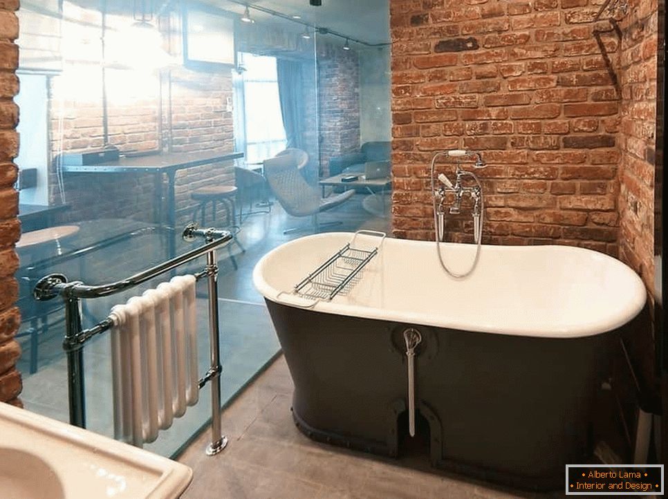 Luxusní koupelna se skleněnou stěnou ve stylu grunge