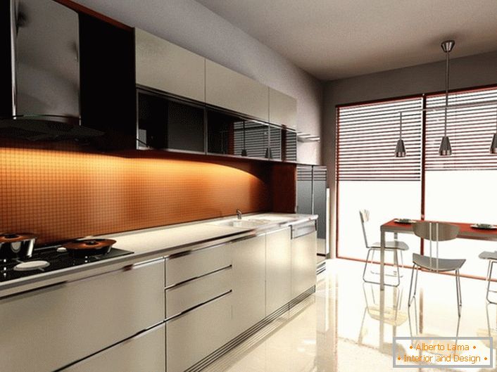 Tlumené světlo v moderní kuchyni dělá atmosféru romantickou. Efekt je dosažen pomocí žaluzií, které pokrývají panoramatická okna.