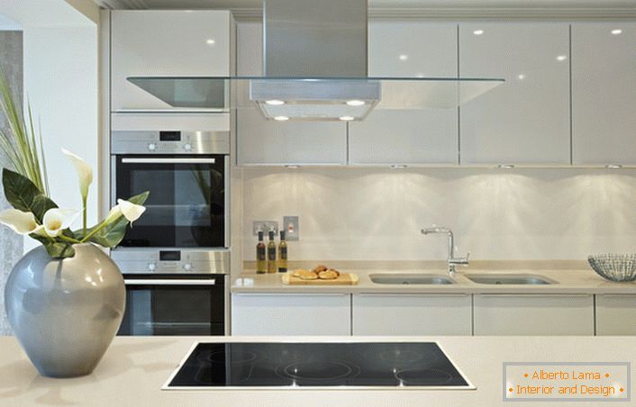 Lesklé povrchy lze použít k vyzdobení kuchyně v secesním stylu. Designový projekt je zajímavou tučnou kombinací šedé a bílé barvy, která není charakteristická pro moderní styl.