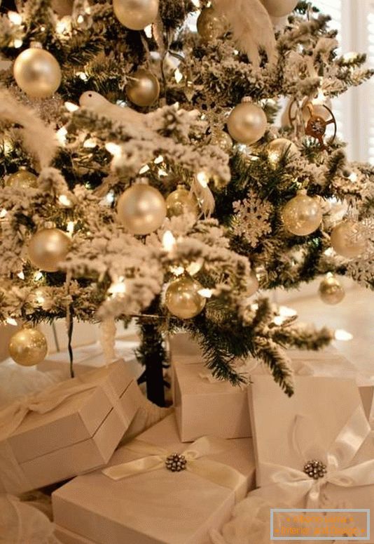 Vánoční strom v bílé dekoraci