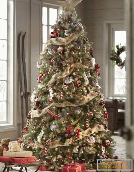 Vánoční strom s krásnými dekoracemi