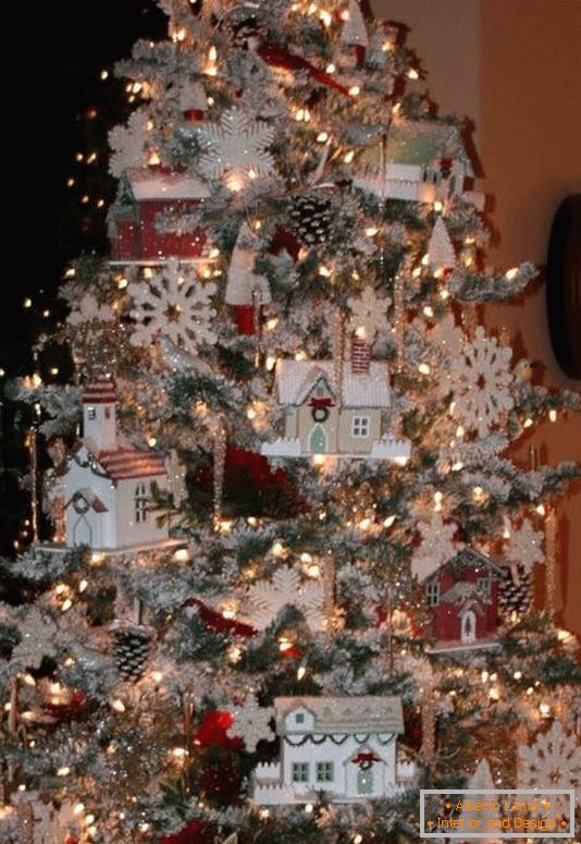 Vánoční strom s hračkami