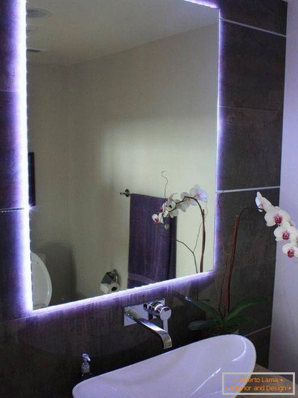 Zrcadlová výzdoba s LED pásem