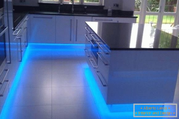 LED osvětlení podlahy v kuchyni