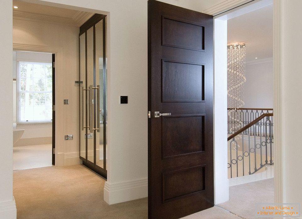 Jednoduché dřevěné dveře do místnosti