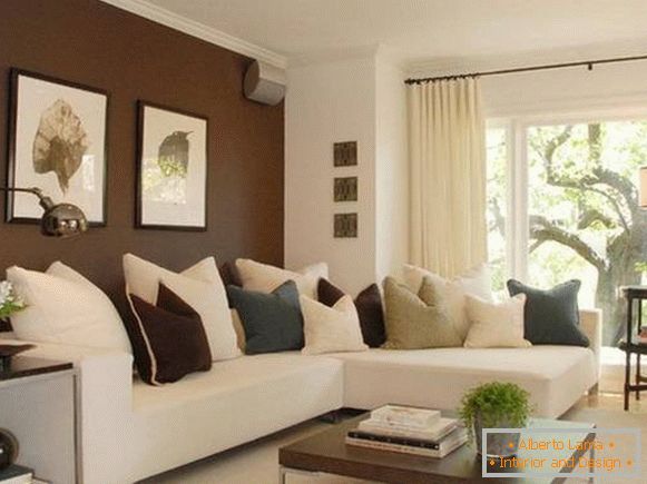 Tmavě hnědé stěny v designu obývacího pokoje s bílou pohovkou