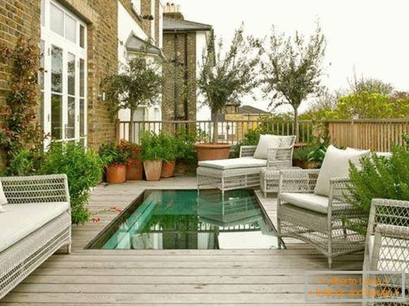 Venkovní terasa připojená k domu s bazénem - fotografie