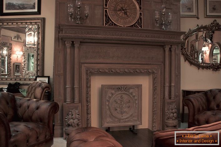 Pokoj pro hosty v anglickém stylu. Exkluzivní designový nápad je použít pro dekoraci těžkého koženého nábytku a ozdobného krbu. Totality všech prvků ponoří pozorovatele do středověku.
