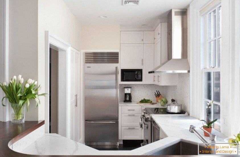 Kuchyňský design interiéru v bílých tónech