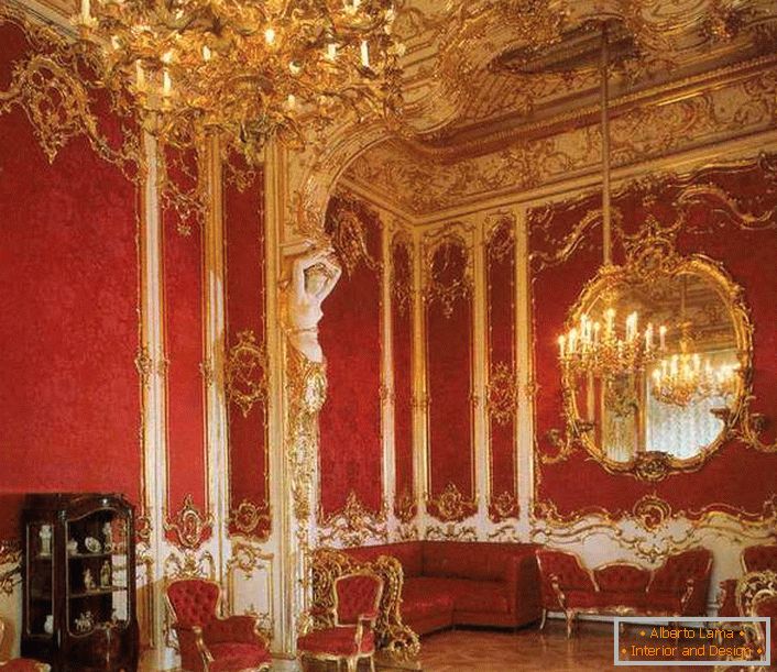 Obývací pokoj v domě je řádně vyzdoben červeným nábytkem. Vznešená červená je dokonale kombinována se zlatými prvky.