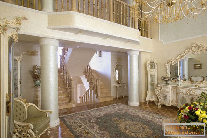 Pokoj pro hosty v barokním stylu. Interiér je zajímavý se sloupy a balkonem ve druhém patře.