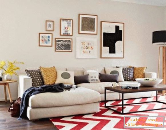 Jasný koberec v neutrálním obývacím pokoji
