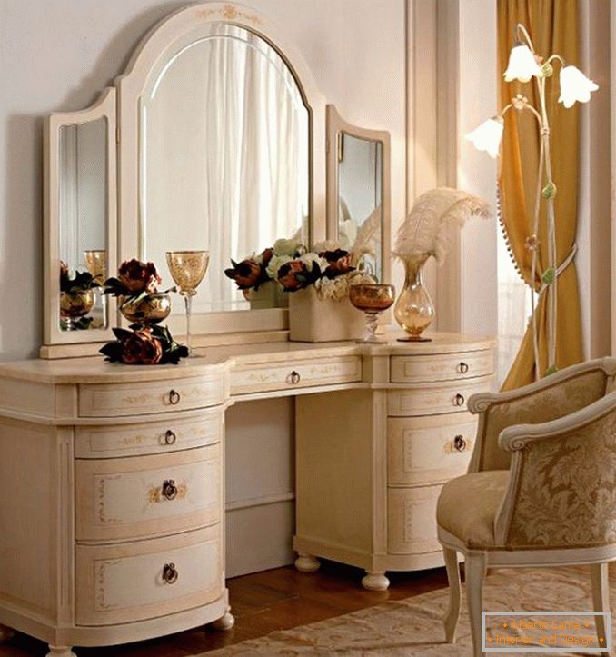Oblékací stoly se zrcadlem na fotografii v ložnici