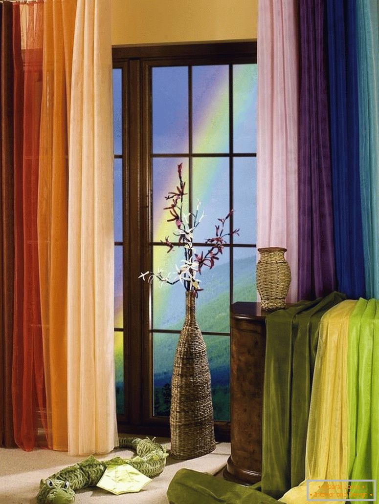 Vícebarevné záclony na okně
