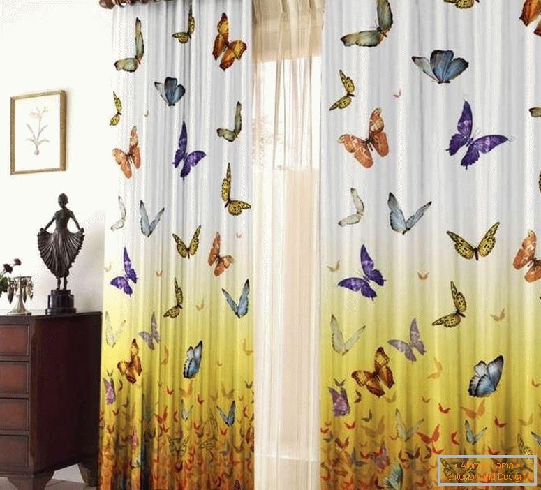 Záclony s motýly v místnosti