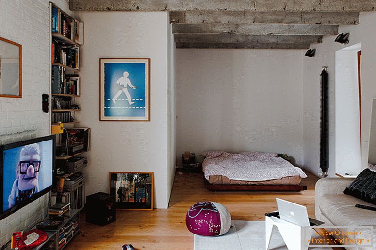 Interiér ložnice malého bytu na Slovensku