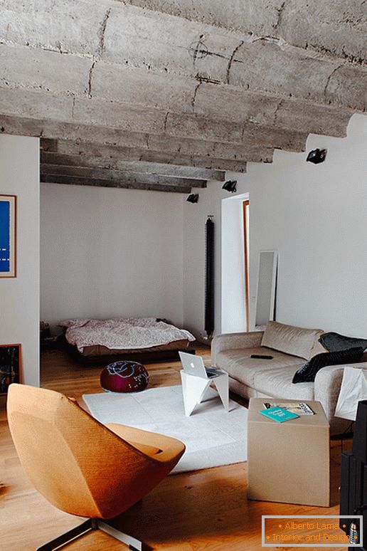 Interiér obývacího pokoje malého bytu na Slovensku