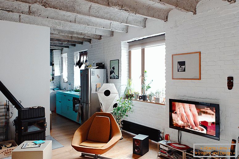 Interiér obývacího pokoje malého bytu na Slovensku