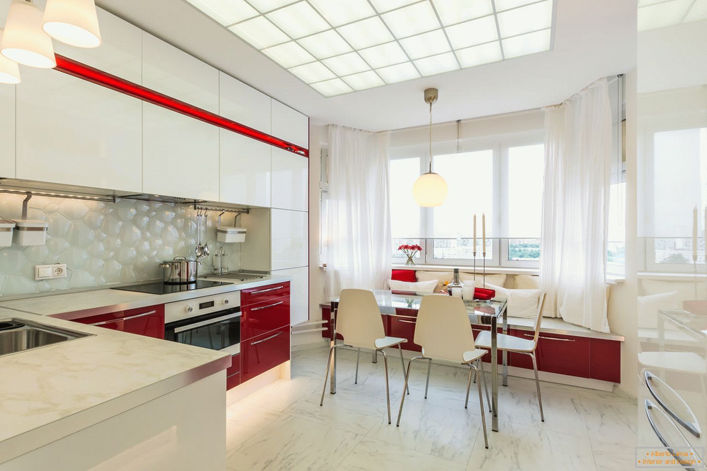 Chic kuchyně interiéru v bílé a červené barvě