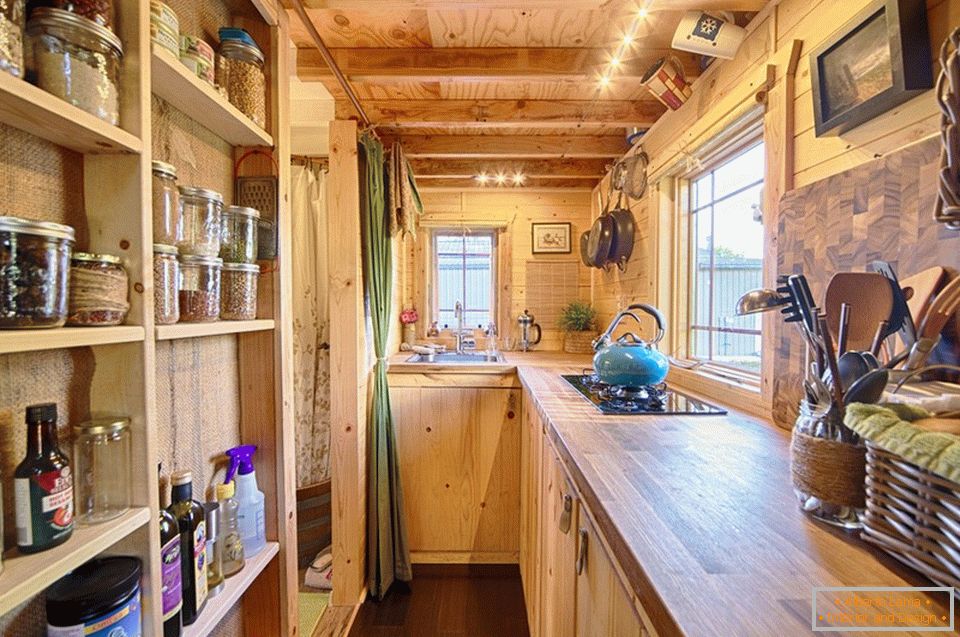 Kuchyně malé dřevěné chaty