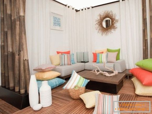 Vícebarevné polštáře pro obývací pokoj