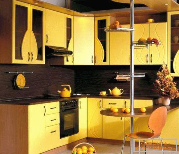 Žlutá rohová kuchyň se snídaňovým barem